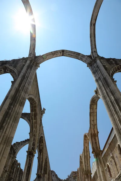 Ruiny kościoła Igreja do Carmo w Lizbonie, Portugalia — Zdjęcie stockowe