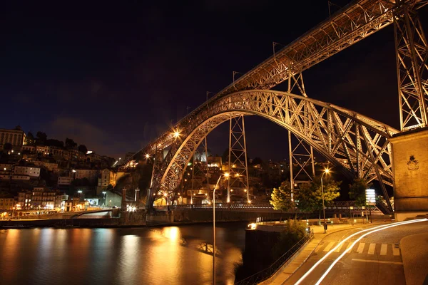 डोम लुइस ब्रिज रात में प्रकाशित, ओपोर्टो पुर्तगाल — स्टॉक फ़ोटो, इमेज