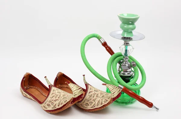 Wasserpfeife und traditionelle arabische Schuhe — Stockfoto