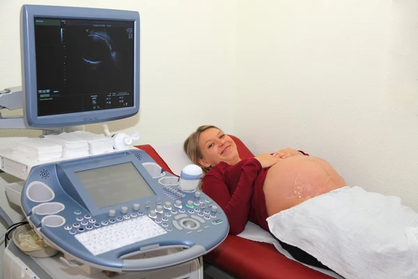 怀孕的女人，在超声波扫描检查 — 图库照片