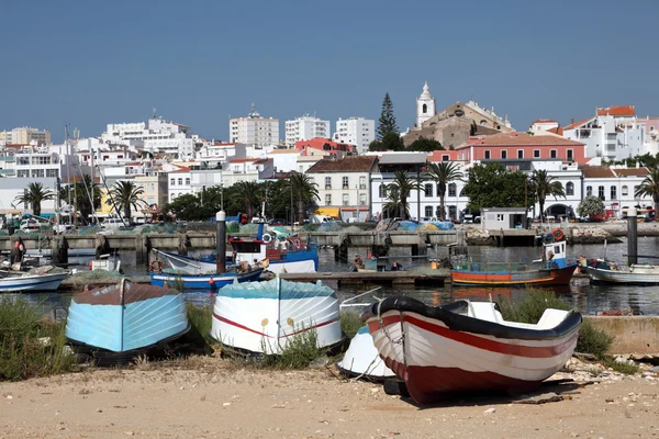 Oude vissersboten in de haven van lagos, portugal — Stockfoto