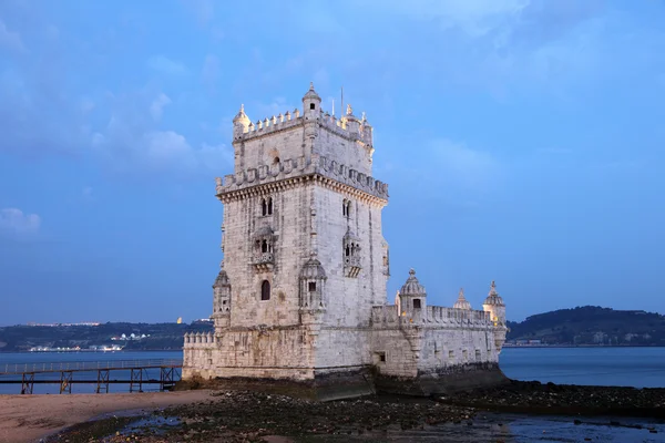 Torre de Belém (belem tower) i skymningen, Lissabon portugal — Stockfoto