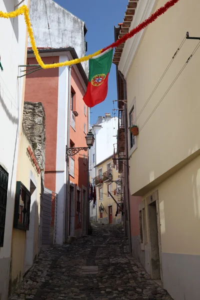 Calle estrecha en el casco antiguo de Lisboa, Portugal — Foto de Stock