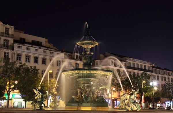Fontein op het Rossio-plein in Lissabon, Portugal — Stockfoto