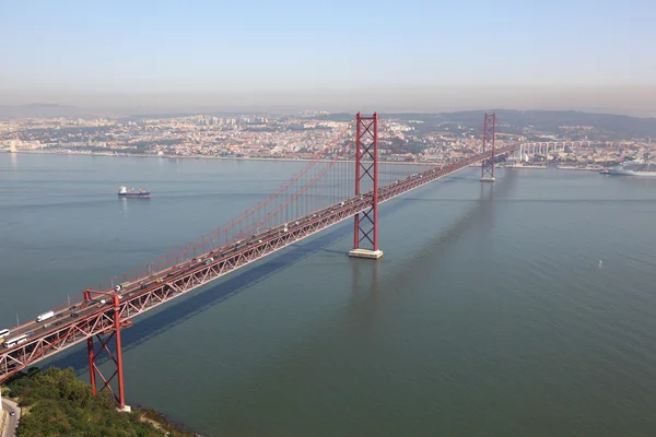 Мост Де Абриль 25 в Лиссабоне — стоковое фото