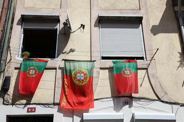 Португальские флаги в доме в Лиссабоне, Португалия — стоковое фото