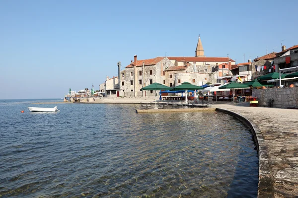 Az Adriai-tenger horvátországi város Umag sétány — Stock Fotó