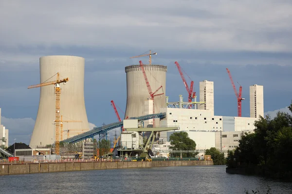 Jaderná elektrárna na břehu řeky — Stock fotografie