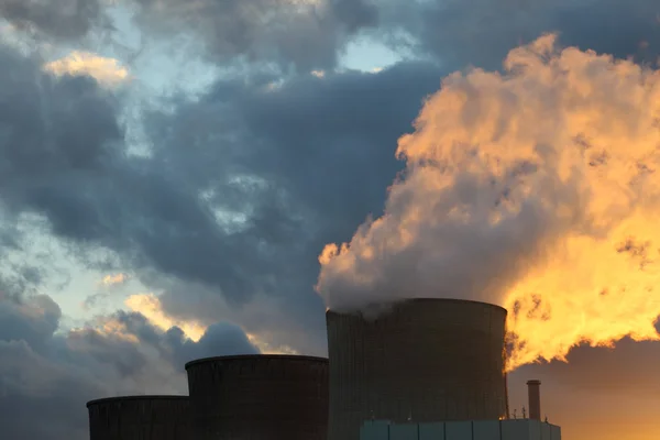 Атомная электростанция на закате — стоковое фото