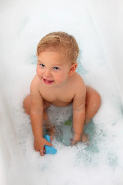 Toddler girl in the bath tub — Stock Photo, Image