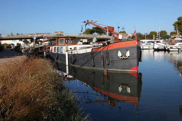 Домашняя лодка на канале Рона-а-Сете в городе Огюз-де-Франс, Франция — стоковое фото