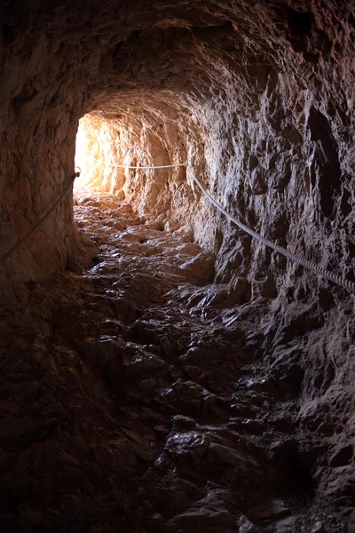 A l'intérieur d'un tunnel de montagne avec lumière au bout — Photo