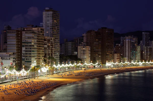Plaży Morza Śródziemnego ośrodek Benidorm w nocy, costa blanca, Hiszpania. — Zdjęcie stockowe