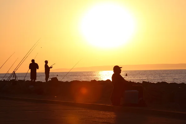 Rybáři v západu slunce, středomořské pobřeží — Stock fotografie