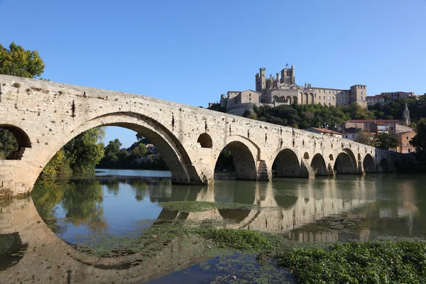 Old bridge Pont Vieux and cathedral in Beziers, France — Stock Photo, Image