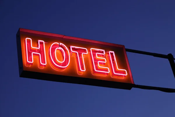 Panneau d'hôtel illuminé la nuit — Photo
