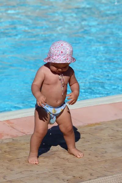 Yüzme havuzunun oynarken sevimli bebek kız — Stok fotoğraf