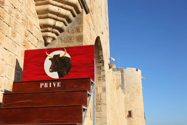 Arény pro býčí zápasy v městských hradeb středověkého města aigues-mortes, Francie. — Stock fotografie