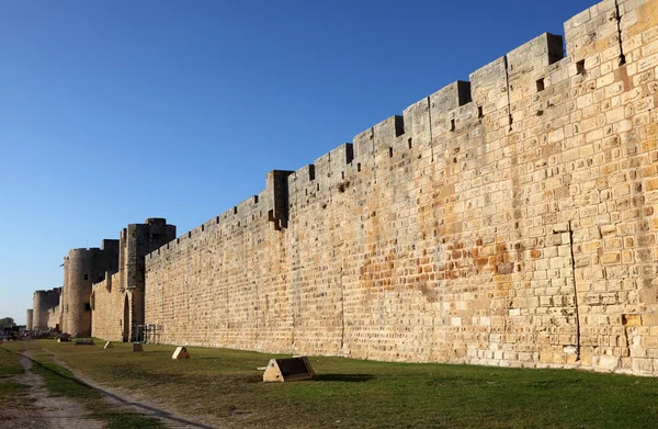 City wall of the medieval town Aigues-Mortes, France — Stock Photo, Image