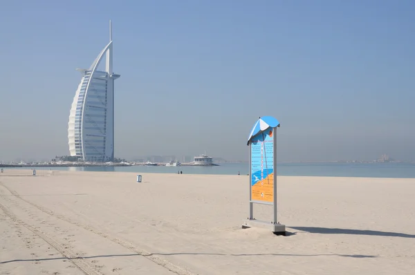 Jumeirah beach i burj al arab w Dubaju — Zdjęcie stockowe