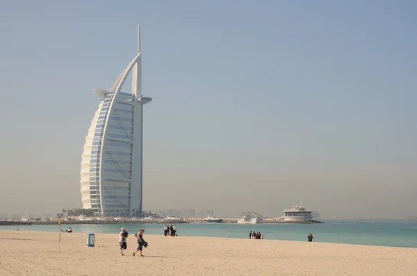 Jumeirah Beach y Burj Al Arab Hotel en Dubai —  Fotos de Stock