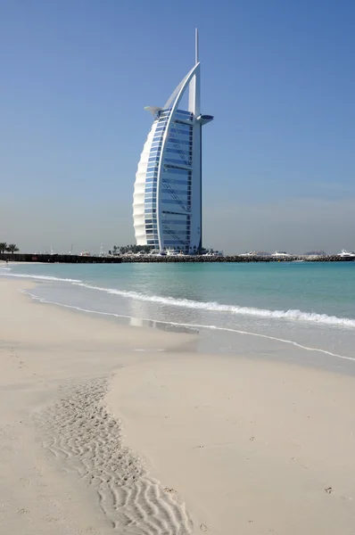Jumeirah beach a hotel burj al arab v Dubaji — Stock fotografie