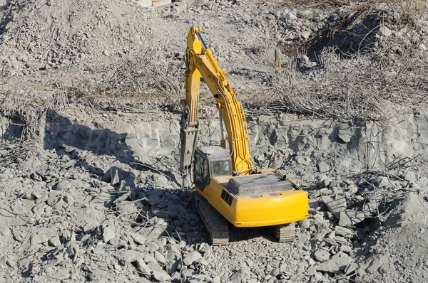 Желтый экскаватор на строительной площадке — стоковое фото