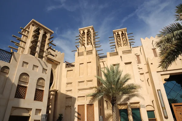 Edificios con torres eólicas tradicionales árabes en Dubai, Emiratos Árabes Unidos —  Fotos de Stock