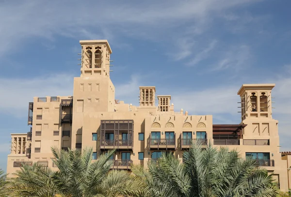 ドバイでの伝統的なアラビア風の塔を持つ建物 — ストック写真