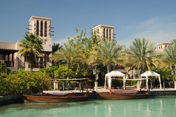 在古城朱美拉酒店，迪拜的传统阿巴拉摩托艇 — 图库照片