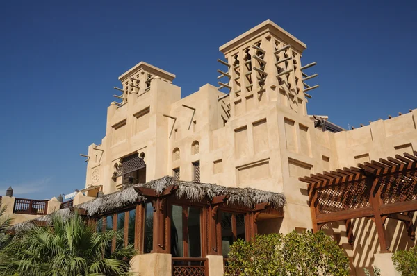 Edifici con tradizionali torri eoliche arabe a Dubai — Foto Stock