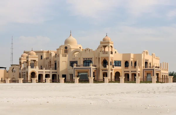 Villa de estilo árabe tradicional em Dubai, Emirados Árabes Unidos — Fotografia de Stock