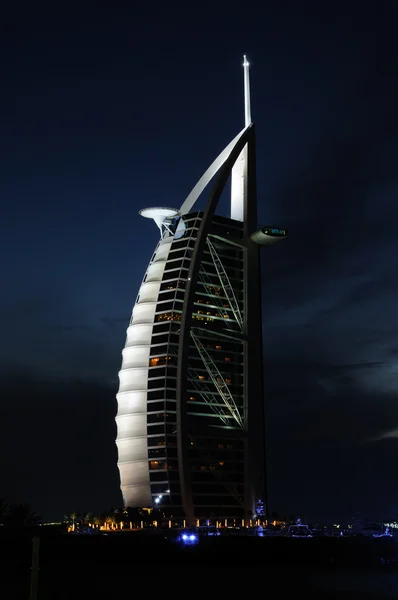 Hotel burj al arab in dubai's nachts — Stockfoto