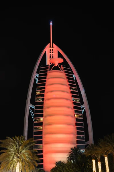 Rood verlichte hotel burj al arab, dubai — Stockfoto