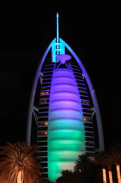 Colorido hotel iluminado Burj Al Arab em Dubai — Fotografia de Stock