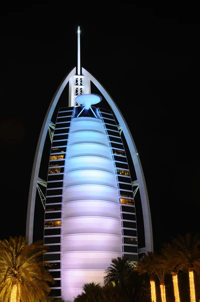 在晚上，迪拜酒店 burj al 阿拉伯照亮 — 图库照片