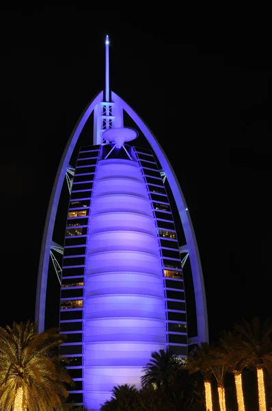 Hôtel illuminé bleu Burj Al Arab à Dubaï — Photo