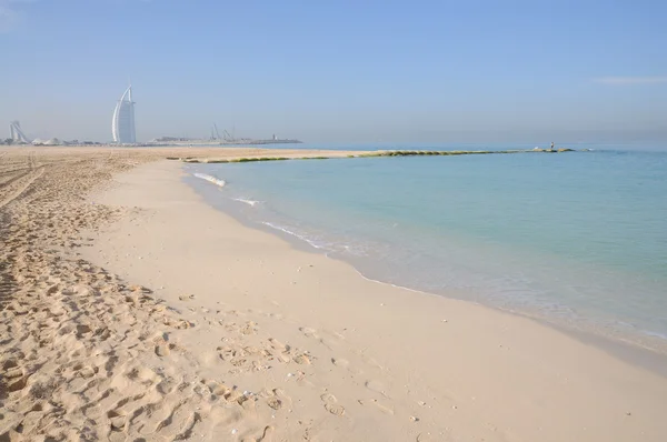 Jemeirah stranden och hotellet burj al arab i dubai — Stockfoto