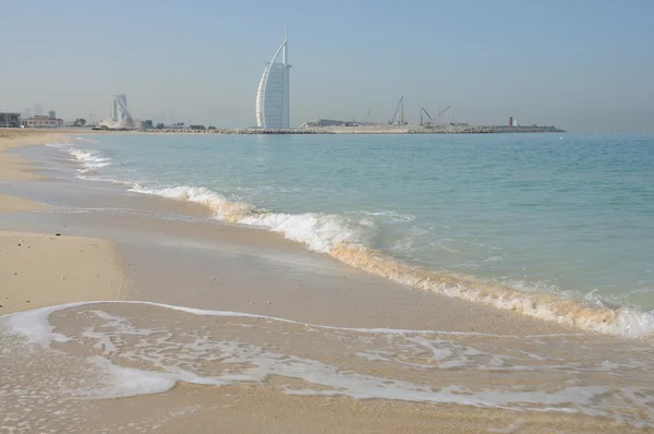 Jemeirah Beach e Hotel Burj Al Arab em Dubai — Fotografia de Stock