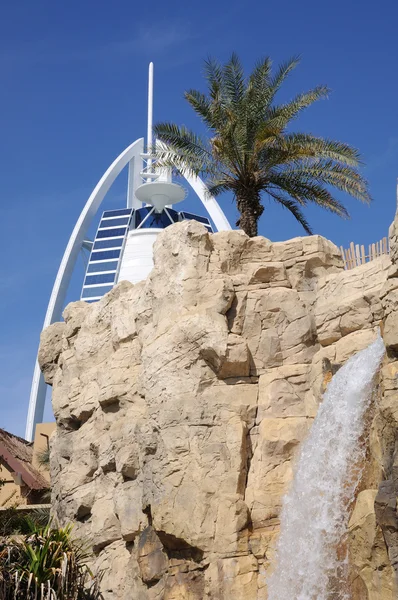 Wasserfall im wilden Wadi Park und Hotel Burj al Araab in Dubai — Stockfoto