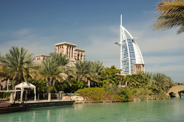 Madinat jumeirah v Dubaji, Spojené arabské emiráty — Stock fotografie