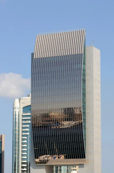 W nowoczesnym budynku w Dubaju — Zdjęcie stockowe