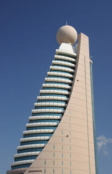 Сучасна високогірна будівля в місті — стокове фото