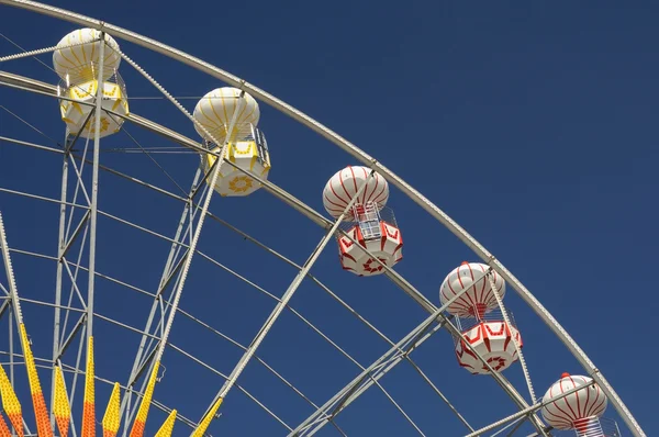 Big Ferris Wheel against blue sky — Stock Photo, Image