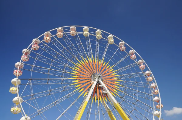 Чертово колесо против голубого неба — стоковое фото