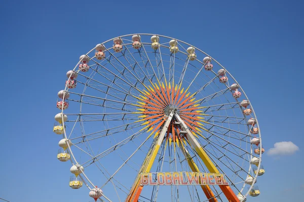 Чертово колесо против голубого неба — стоковое фото