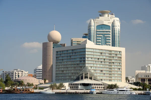 建筑物在迪拜河 — 图库照片