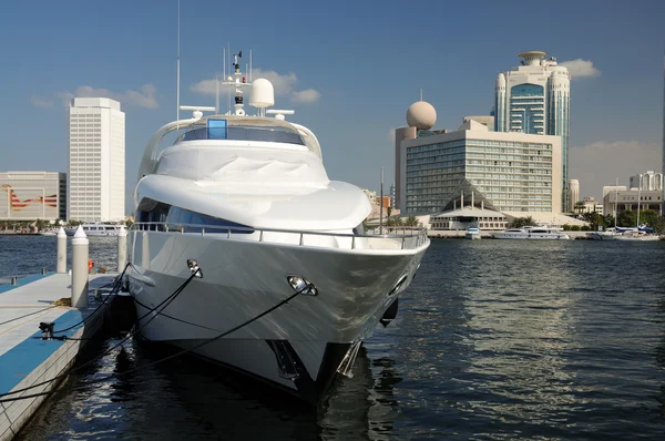 Luxury Yacht at Dubai Creek — Stock Photo, Image