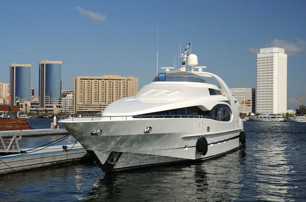 Luxury Yacht at Dubai Creek — Stock Photo, Image