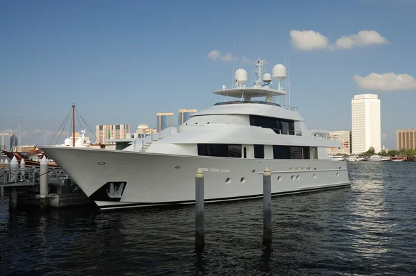 Luxury Yacht at Dubai Creek — ストック写真